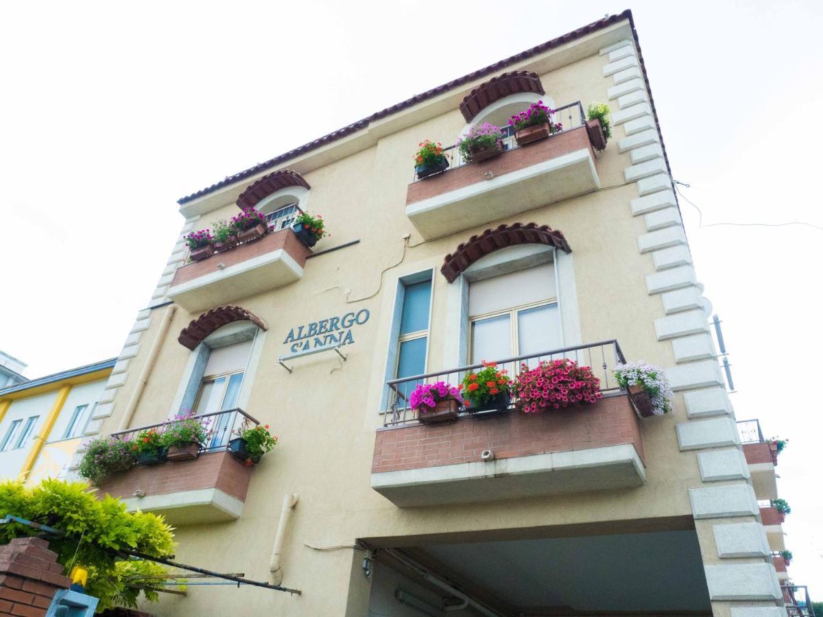 Albergo Sant'Anna Pagani Buitenkant foto